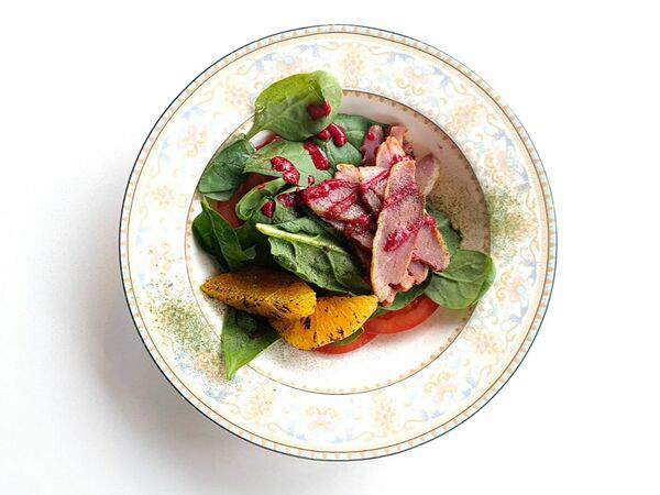 GM cafe - Салат вяленая утка, апельсин, шпинат