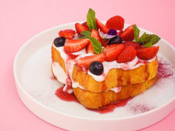 Sisters Coffee & Wine - Бриошь с клубникой и сливочным кремом