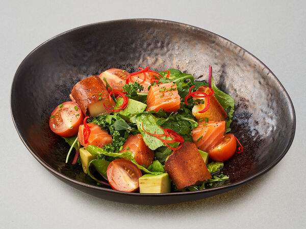 Mojo - Салат с лососем и рукколой