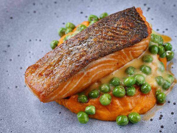 The Odi - Лосось с зеленым горошком, соусом голландез и морковным пюре