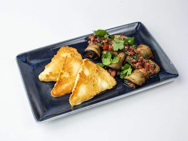 Персонажи - Жареный сулугуни с рулетиками из баклажанов