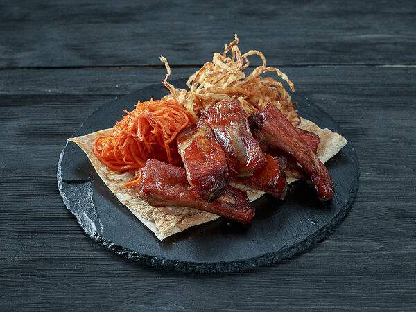 Ресторан-пивоварня Башня - Свиные копченые ребрышки на лаваше