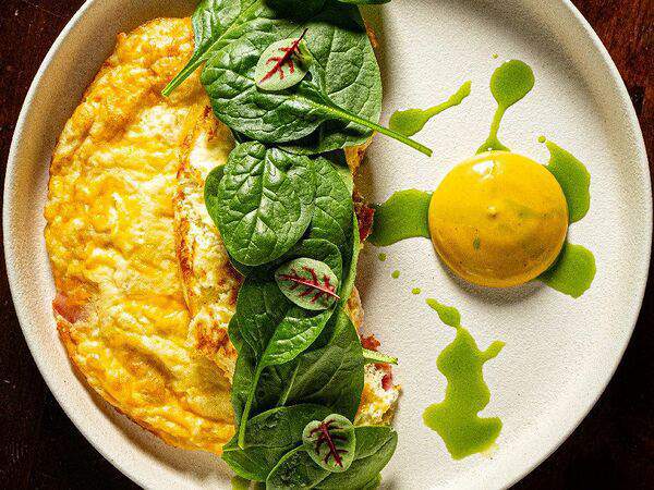 Гости рестопаб - Омлет с беконом, сыром чеддер и кусочками бри