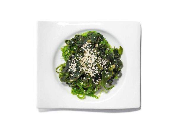 Shikado - Салат чука с ореховым соусом