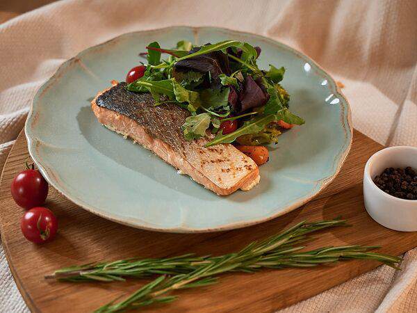 Debaton - Стейк из лосося на гриле с овощами