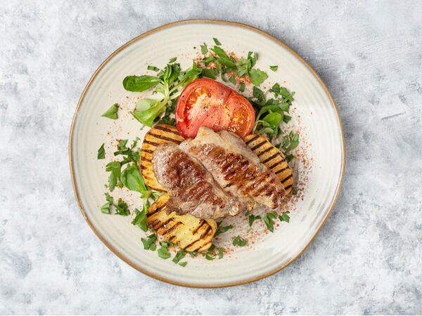 Пшеничный кот - Стейк из cвинoй шеи с запеченным картофелем