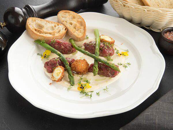 La Scala Trattoria Ignazio - Тартар из говядины с чесночным майонезом, спаржей на гриле и крокетами из перепелиного яйца