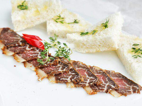 Steak & fish house El Chico - Домашняя вяленая говядина с тостами