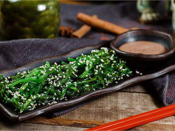 Томми Lee - Водоросли Чука с ореховым соусом