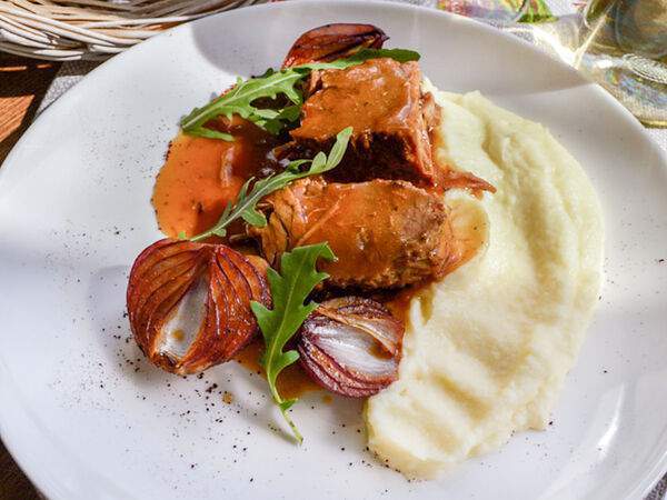 Шинок Лапти - Томленая говядина с пюре и печеным луком