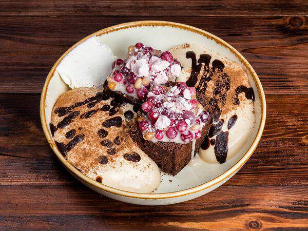 Трактир Колесо - Шоколадный брауни с брусникой и кремом из вареной сгущенки