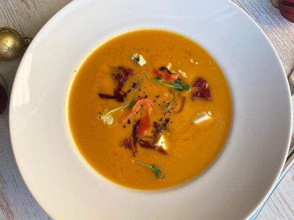 Чемодан - Тыквенный крем-суп с луковым и яблочными чатни и сыром дорблю