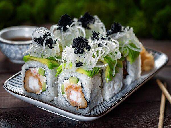 Эбби Noodles & Sushi Bar - Ролл с креветкой темпура и крабом