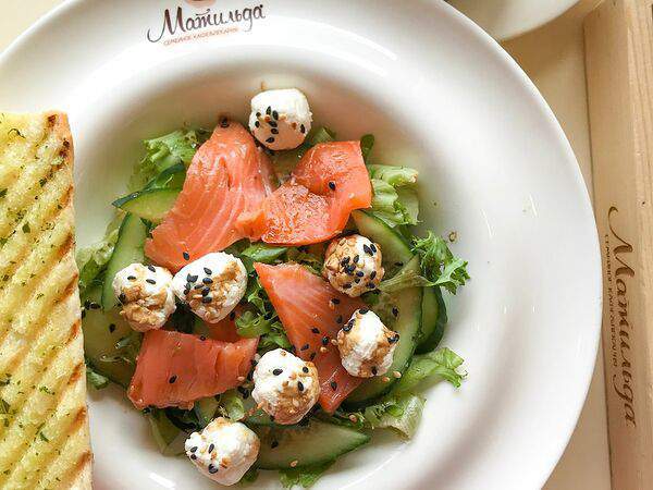 Матильда - Салат с лососем и мягким сыром