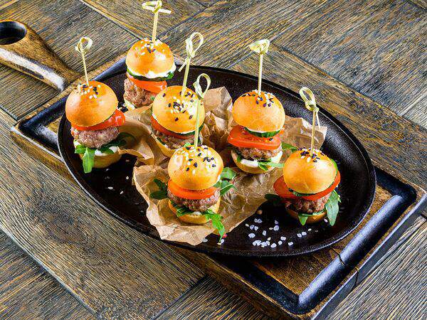 Braubauer - Мини-бургеры из говядины с соусом из каперсов