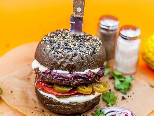 Saint Burger & Pizza - Бургер с карамелизированным луком, говядиной, халапеньо