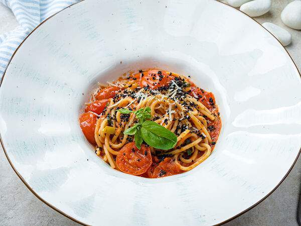 Лето на поляне - Тальолини с томатами и базиликом