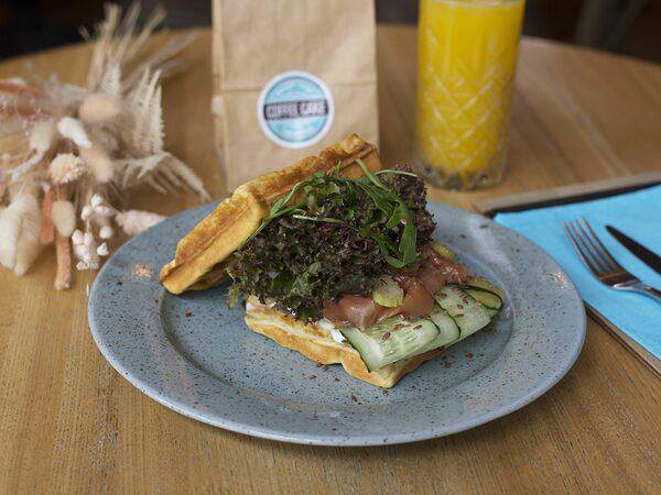 Coffee Cake - Вафля с лососем, рукколой, овощами и сырным домашним соусом