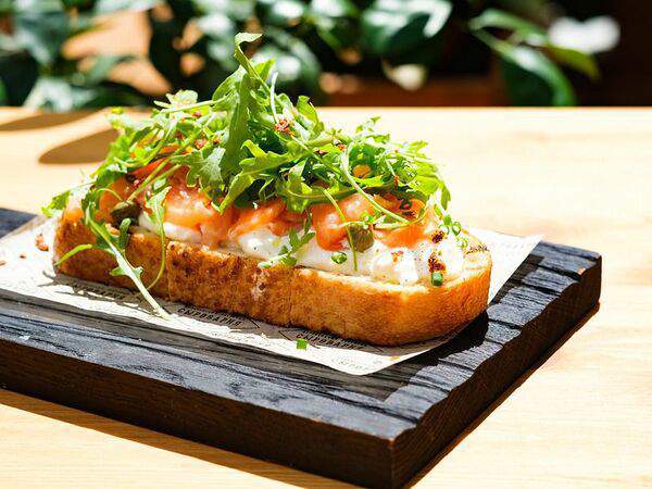 Сыроварня - Брускетта со страчателлой и лососем