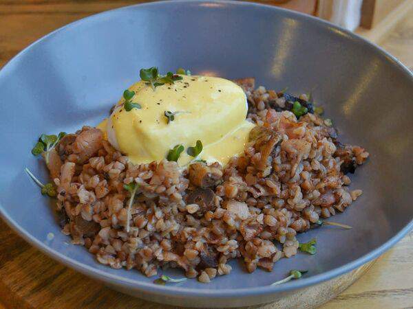Pankoff Bakery - Гречка с грибами, беконом и яйцом пашот