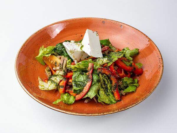 Персонажи - Салат с говядиной и сыром фета