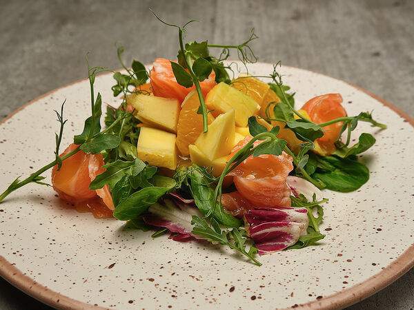 Останемся здесь - Салат с лососем и манго в цитрусовой заправке