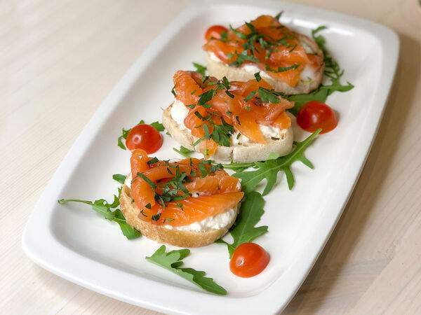 Траттория la casa - Брускетта лосось и страчателла