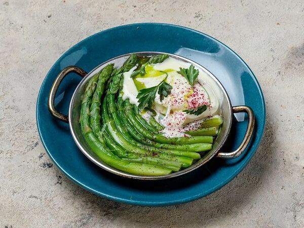 Кафе 38 - Спаржа с яйцом Пашот