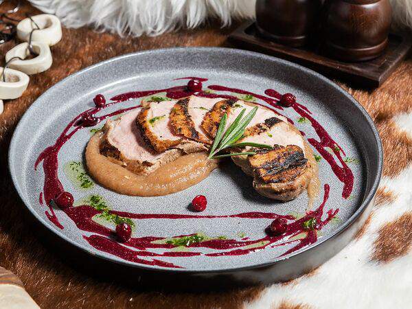 Викинги - Утиная грудка с пюре из яблок с корицей и соусом из черной смородины