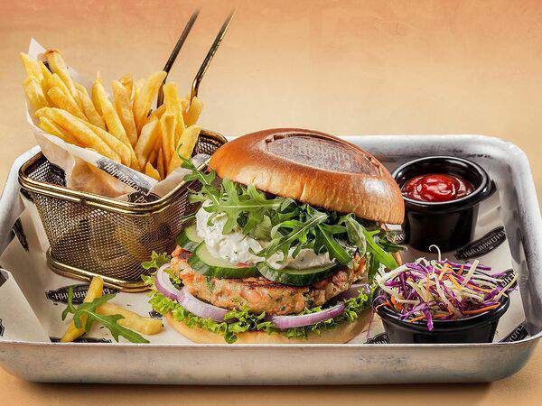 Уютное кафе Бенджамин - Бургер с котлетой из лосося и сливочным крем-соусом