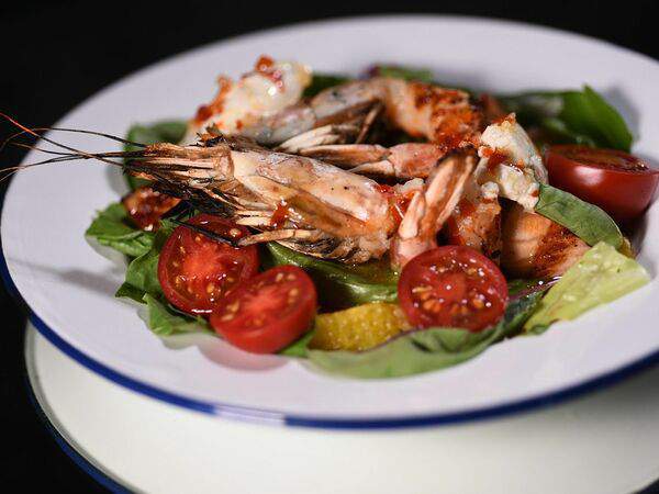 BBQ  Star - Салат с опаленным лососем и креветками
