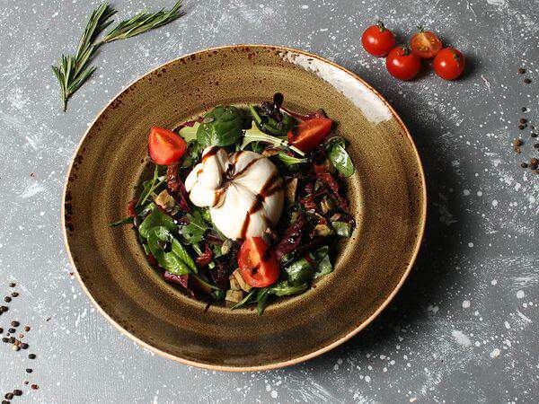 Чинар - Буратта с вялеными томатами