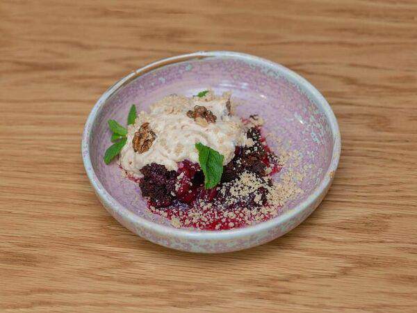 Bonjour Éléphant - Брауни с вишней и сметанной эспуме