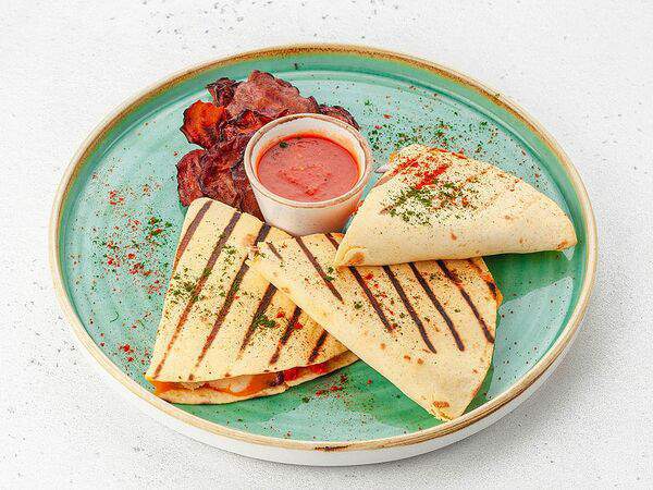 AVO Kitchen & Bar - Кесадилья Мафиозо с курочкой и копченой паприкой