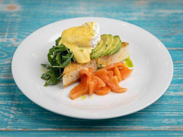 Волконский - Бриошь с яйцом пашот и лососем