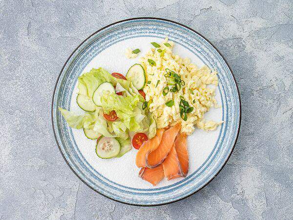 Булочки на улочке - Скрембл с лососем