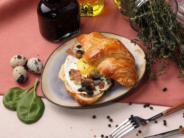 Caffe la vita - Круассан с жареными грибами