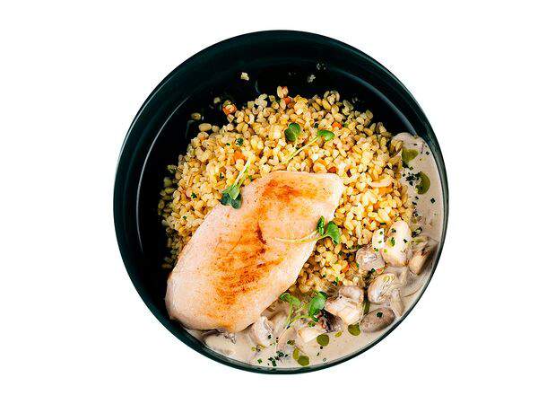 Traveller's Coffee - Куриная грудка с булгуром и соте из шампиньонов