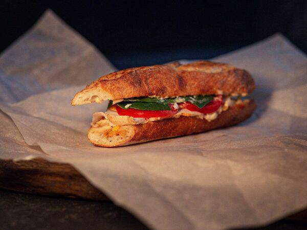 Между нами булочками - Сэндвич с курицей