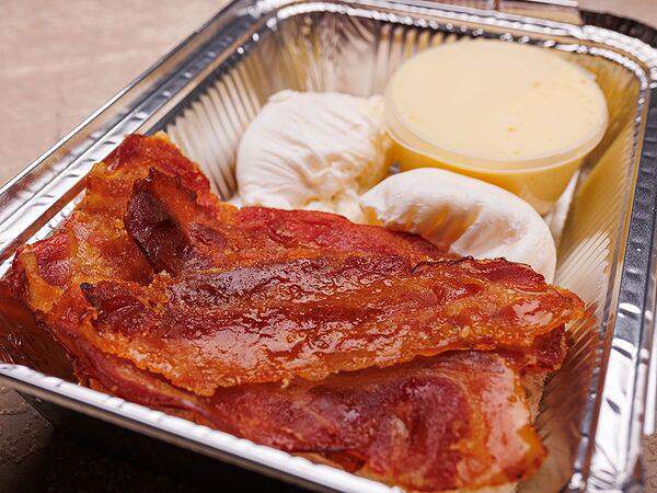 Завтрак - Бенедикт с карамелизированным беконом