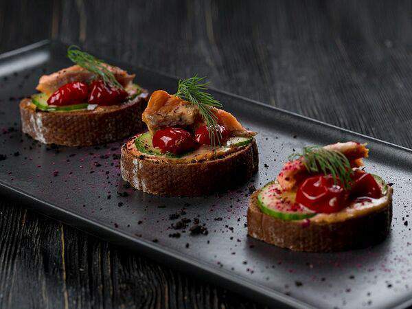 BUNKER - Тапасы с подкопченым лососем