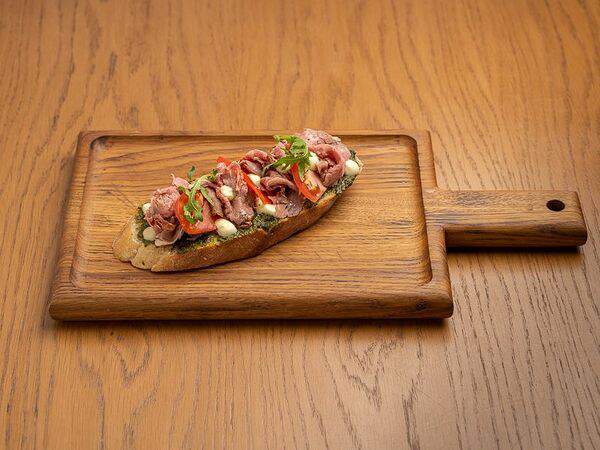 Бруни - Брускетта с ростбифом