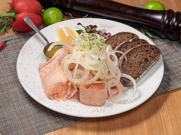 Ресторан Чеснок - Строганина из сёмги с хрустящими тостами из чиабатты