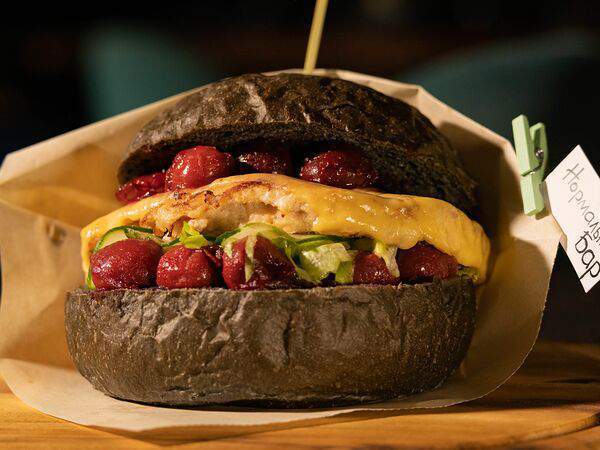 Нормальный Бар - Бургер с индейкой и вишневым соусом