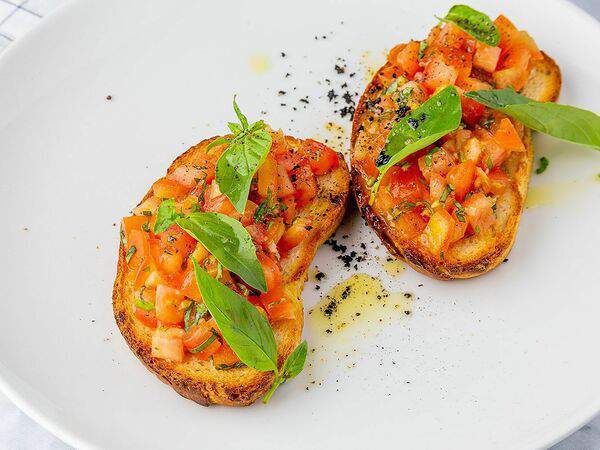 Trattoria Little Italy - Брускетта со Свежими Томатами и Базиликом