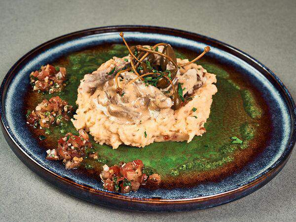 Ресторан Невидалия - Бефстроганов с картофельным пюре и вялеными томатами