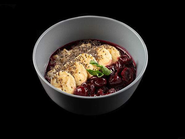 Café Brasserie - Овсяная каша на молоке с горячей вишней, бананом и семенами чиа