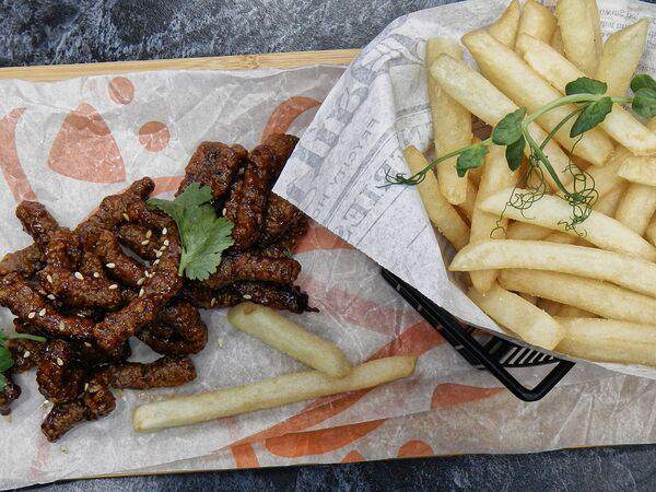 Пицца & лапша - Биф&чипс в соусе барбекю и картофелем фри