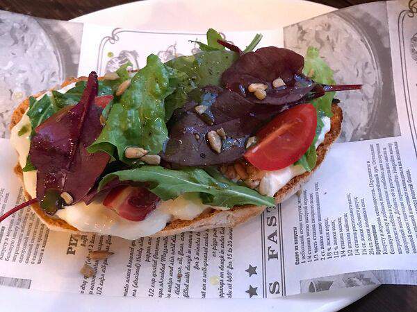 Friends Gastrobar - Чиабатта с томатами и страчателлой