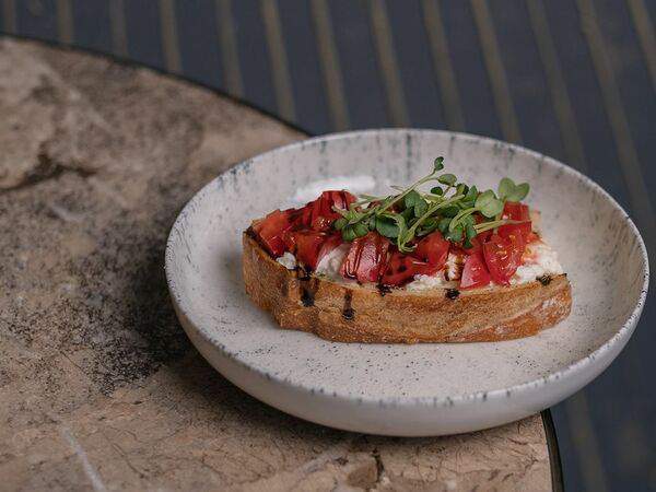 Сыроварня Чизерия - Брускетта со страчателлой и томатами